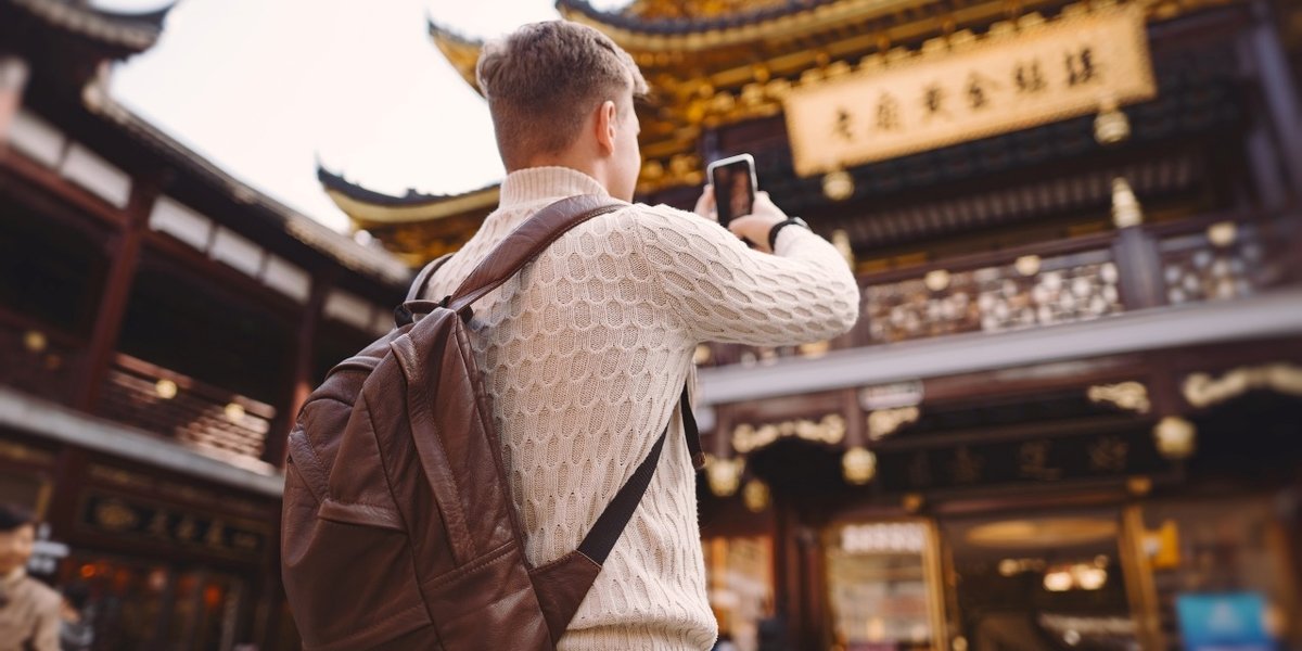 wp-012c5c4bf60cb8a1-male-tourist-taking-photos-pagoda-yuyuan-market-shanghai