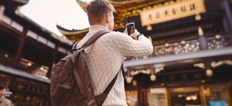 wp-012c5c4bf60cb8a1-male-tourist-taking-photos-pagoda-yuyuan-market-shanghai