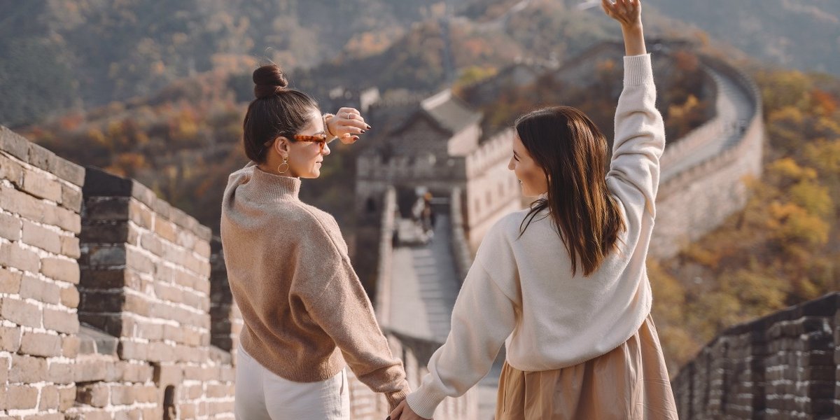 wp-096a49460c74f788-two-female-friends-walking-along-great-wall-china-near-beijing-entarnce