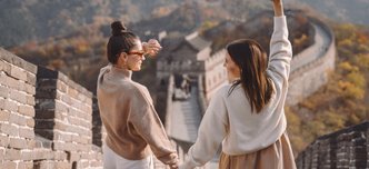 wp-096a49460c74f788-two-female-friends-walking-along-great-wall-china-near-beijing-entarnce