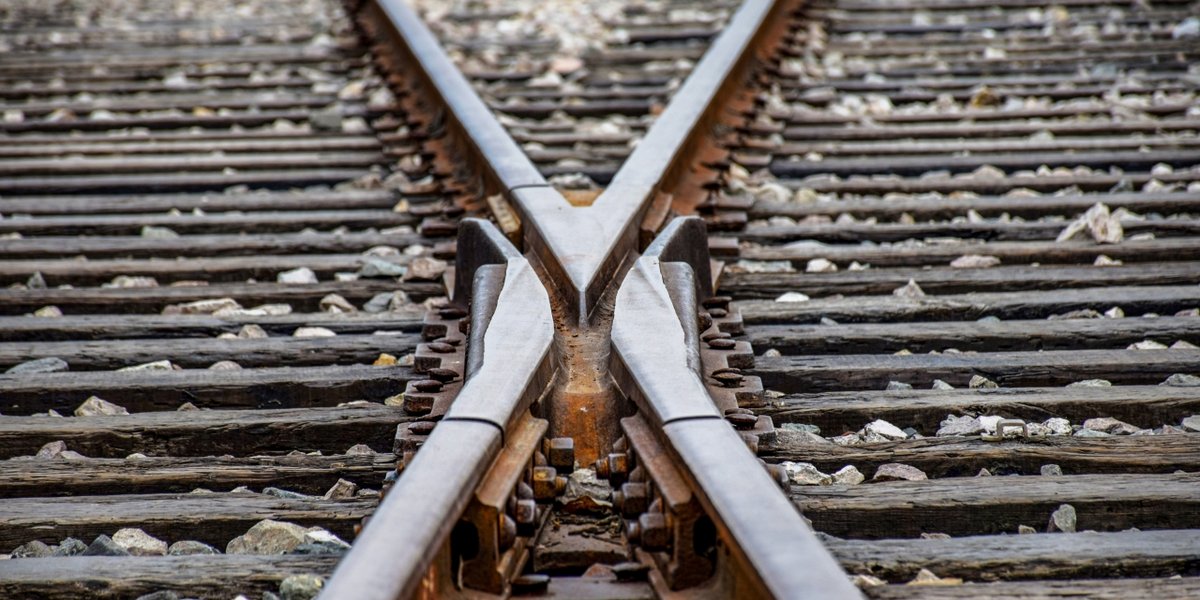 wp-0a6765af3880c790-two-crossing-train-tracks
