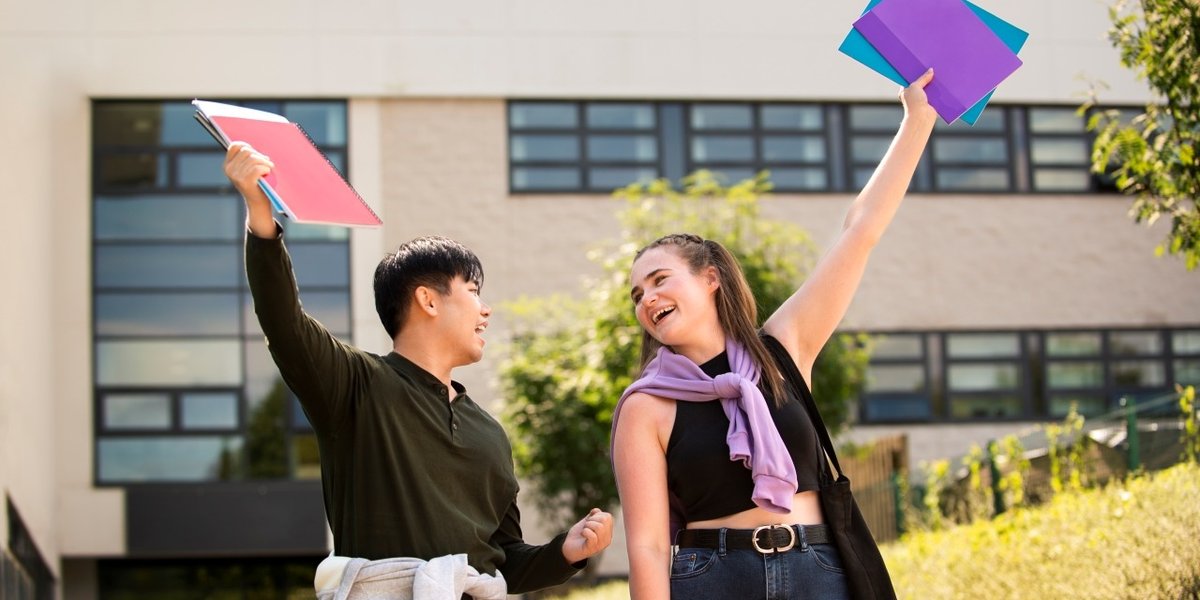 wp-0b75f404633b4828-college-students-cramming-outdoor