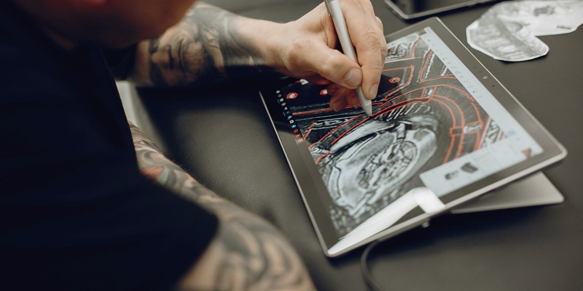 wp-1267e6b235b4e7b5-man-drawing-sketch-tablet