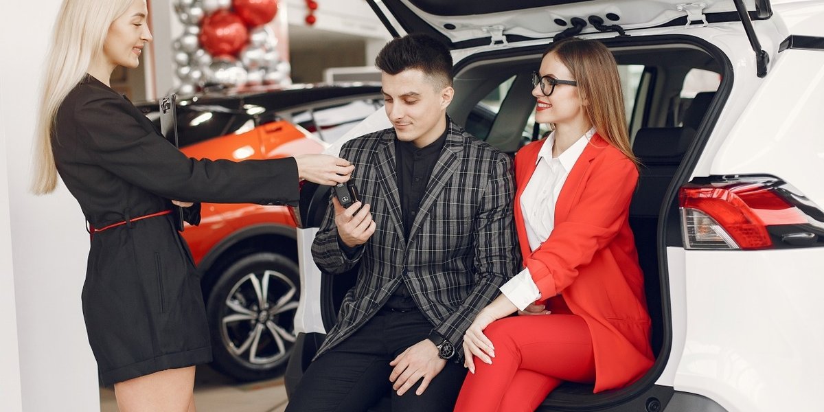 wp-1481198cced662a5-stylish-elegant-people-car-salon