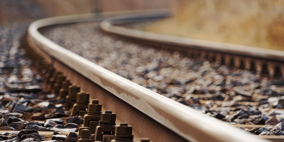 wp-1a89b8b05c08b46b-railway-closeup