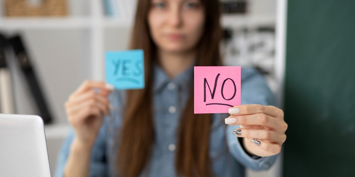 wp-31e65dff6af771d2-medium-shot-blurry-woman-holding-post-its