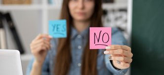 wp-31e65dff6af771d2-medium-shot-blurry-woman-holding-post-its