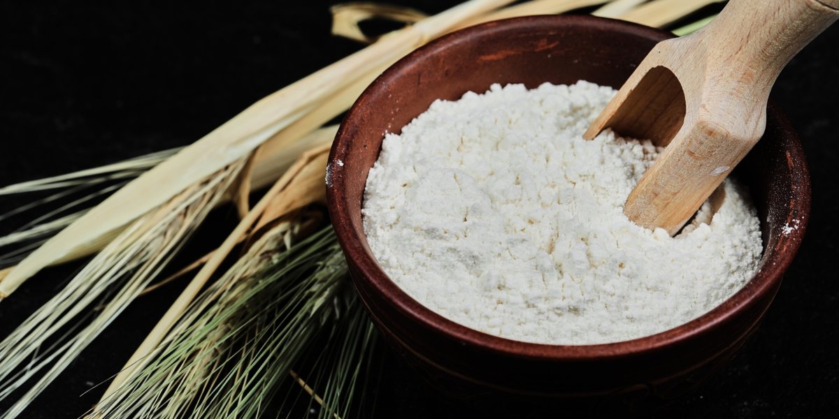 wp-351b40877672e5e5-flour-bowl-with-wheat-dark-table-close-up