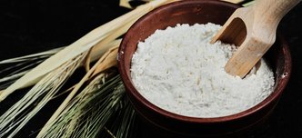 wp-351b40877672e5e5-flour-bowl-with-wheat-dark-table-close-up