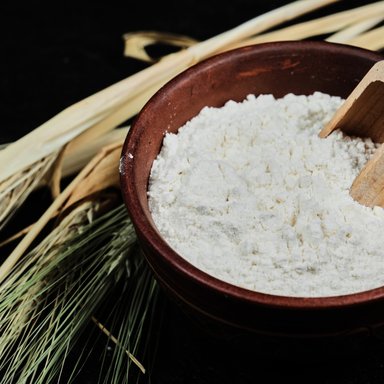 wp-351b40877672e5e5-flour-bowl-with-wheat-dark-table-close-up