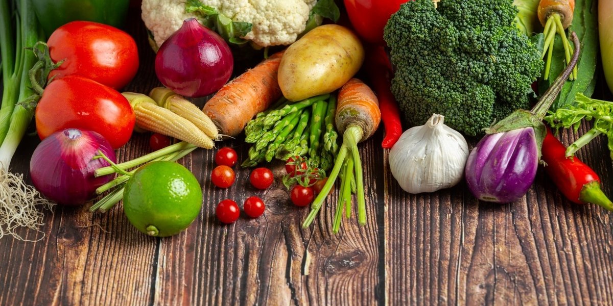 wp-3ad26dbc80caeae5-healthy-vegetables-wooden-table