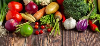 wp-3ad26dbc80caeae5-healthy-vegetables-wooden-table