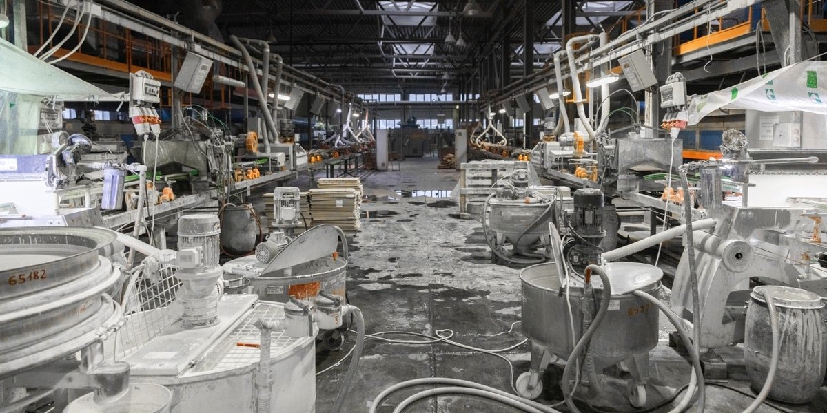 wp-4b6efd9e67bf26fc-concrete-mixing-tank-factory-dusty-machines-other-tools-sand-concrete-processing