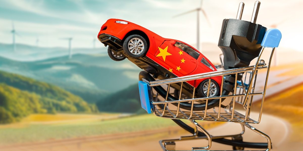 wp-4d70b82660ce1f84-Toy,Car,With,The,Chinese,Flag,And,Electrical,Plug,Inside