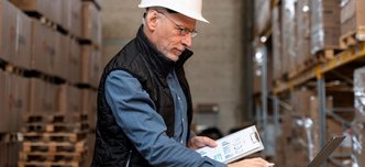 wp-5263e1c033123db4-man-working-warehouse