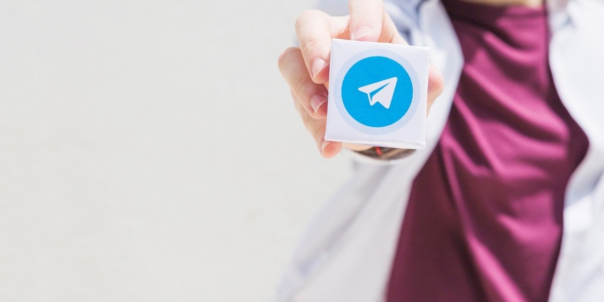 wp-59e2ea652d81e2a9-person-s-hand-holding-send-icon-block