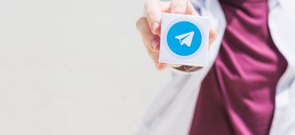 wp-59e2ea652d81e2a9-person-s-hand-holding-send-icon-block