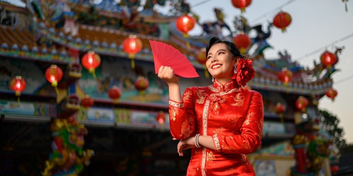 wp-624b7aa318b670c9-portrait-asian-beautiful-woman-wearing-cheongsam-smiling-holding-red-envelopes-f