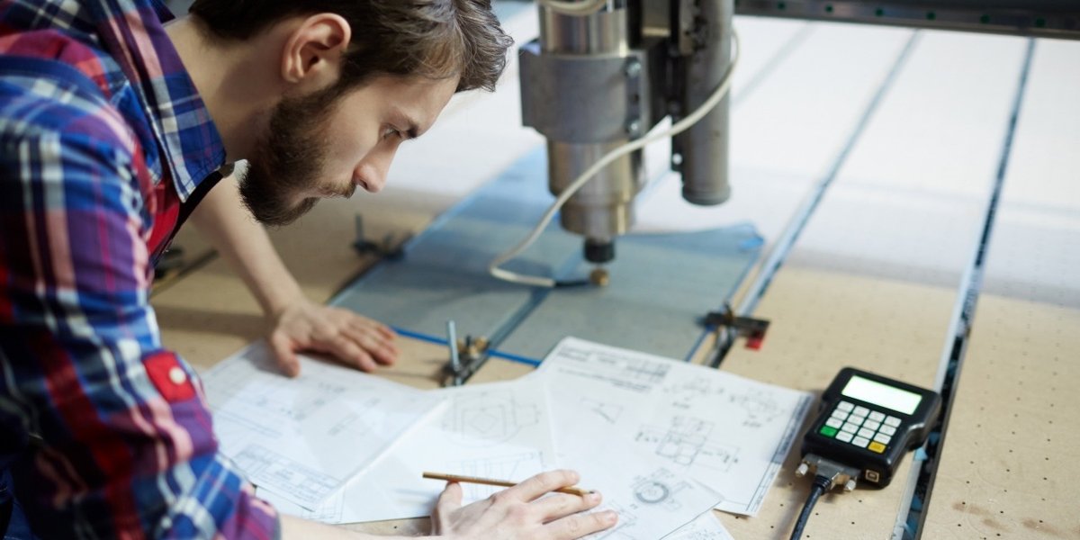 wp-633c62a91e138c84-engineer-sketching