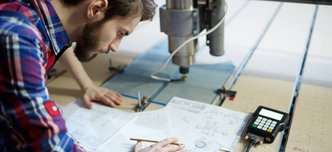 wp-633c62a91e138c84-engineer-sketching