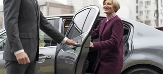 wp-6c522d149d6e4ccb-taxi-driver-female-client-interacting-formal-way