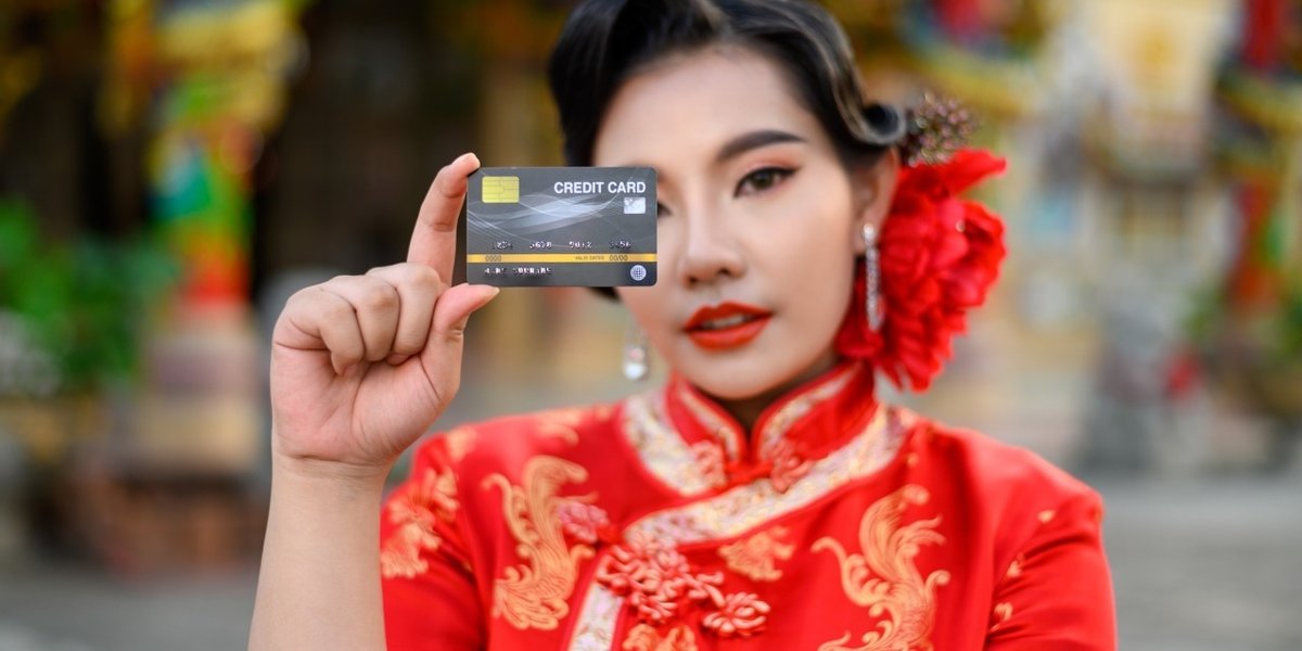 wp-6ccdfcbb0efc115b-selective-focus-credit-card-hand-asian-beautiful-woman-wearing-cheongsam-smiling