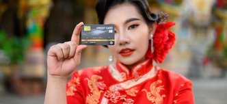 wp-6ccdfcbb0efc115b-selective-focus-credit-card-hand-asian-beautiful-woman-wearing-cheongsam-smiling