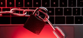 wp-6d39e275b57e5a0e-close-up-laptop-with-lock-chain