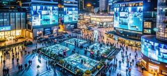 wp-7a111306a6f438c0-cityscape-with-glowing-illuminated-billboards-pedestrians
