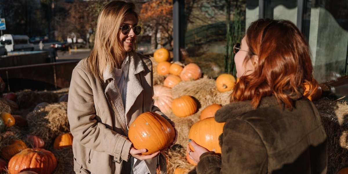 wp-7bef7a7c52d4a4c9-girls-holds-pumpkins-hands