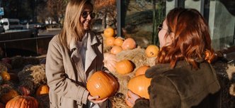 wp-7bef7a7c52d4a4c9-girls-holds-pumpkins-hands