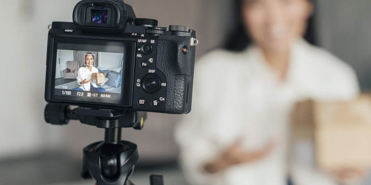 wp-7f8547a2f1533006-blurry-woman-live-streaming-home