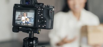 wp-7f8547a2f1533006-blurry-woman-live-streaming-home