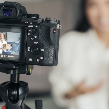 wp-7f8547a2f1533006-blurry-woman-live-streaming-home