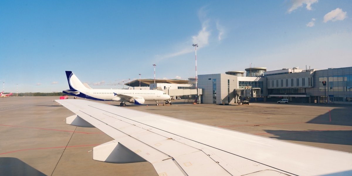 wp-88fec030c5e6def0-busy-airport-view-with-airplanes-against-clear-sky