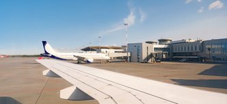 wp-88fec030c5e6def0-busy-airport-view-with-airplanes-against-clear-sky