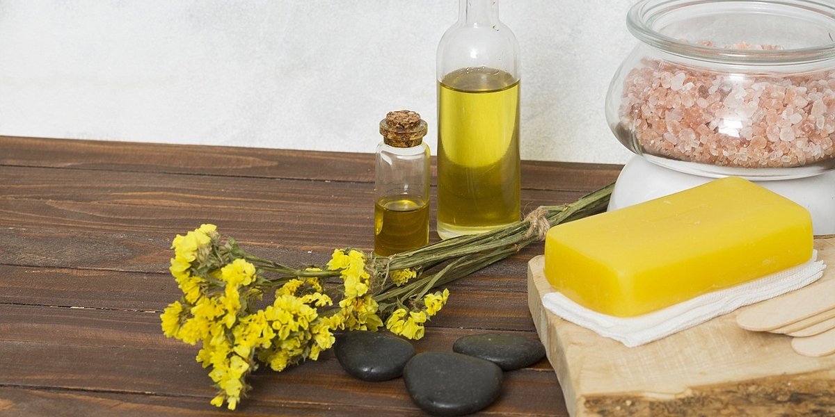 wp-8acfb100df1374c5-pink-himalayan-salt-jar-sponge-lastone-essential-oil-limonium-flowers-table