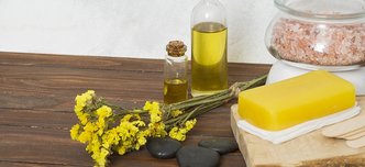 wp-8acfb100df1374c5-pink-himalayan-salt-jar-sponge-lastone-essential-oil-limonium-flowers-table