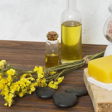 wp-8acfb100df1374c5-pink-himalayan-salt-jar-sponge-lastone-essential-oil-limonium-flowers-table