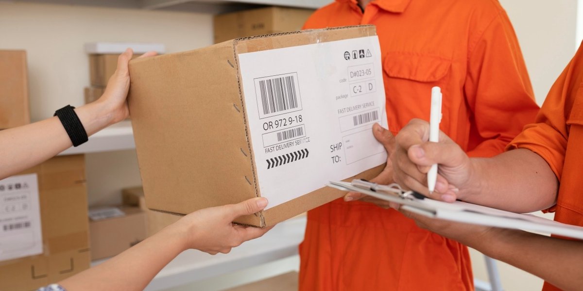 wp-8d3d765853454db5-close-up-hands-handing-delivery-boxes-courier