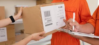 wp-8d3d765853454db5-close-up-hands-handing-delivery-boxes-courier