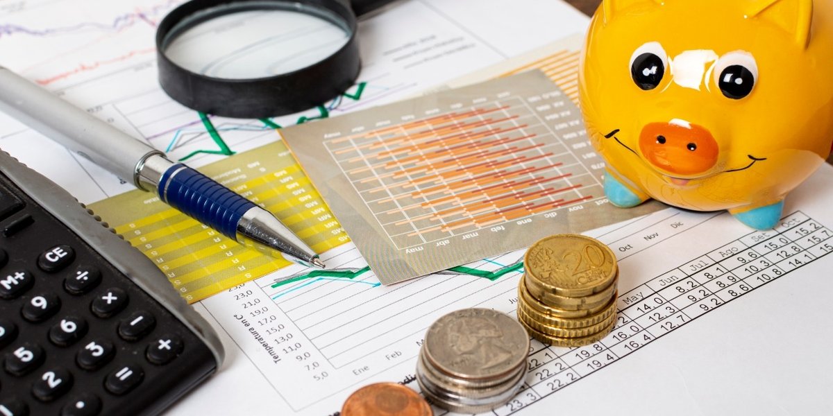 wp-94469a5cc5a1c73a-high-view-piggy-bank-piles-coins