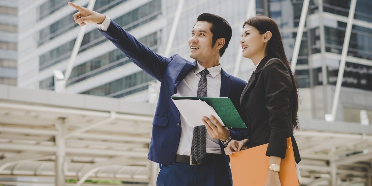 wp-9607be2e090d0309-business-colleague-talking-viewing-documents-outdoor