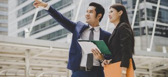 wp-9607be2e090d0309-business-colleague-talking-viewing-documents-outdoor