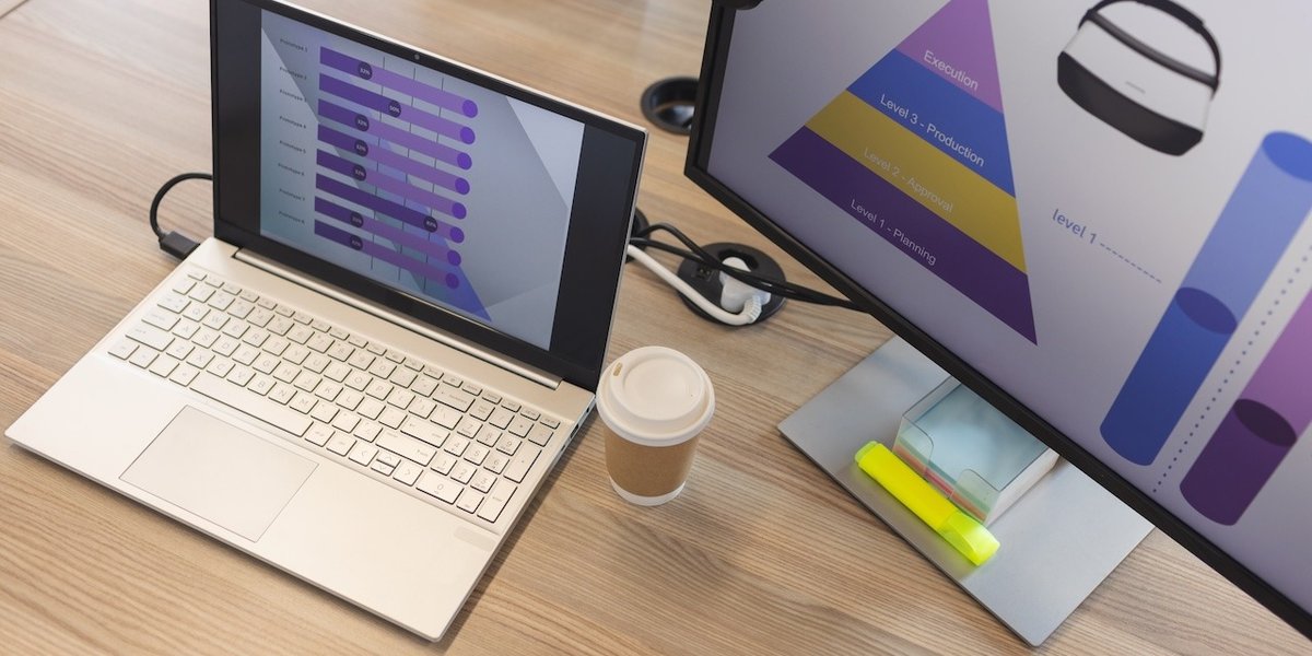 wp-9722e3e61d827a27-Laptop,And,Monitor,Displaying,Colorful,Vr,Graphs,On,Wooden,Desk