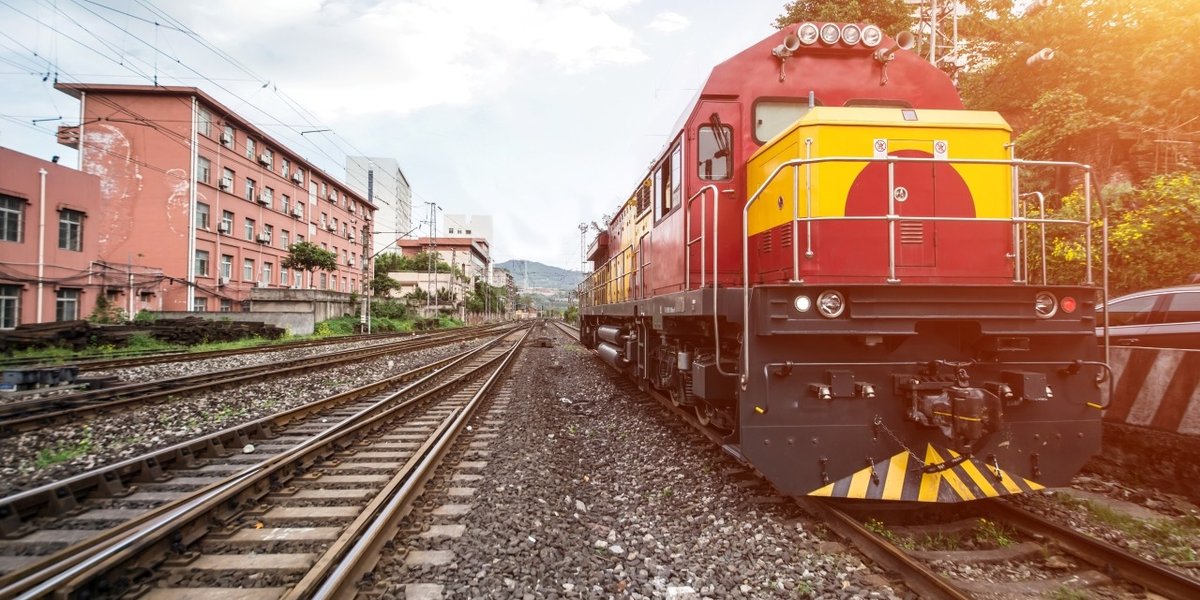 wp-98ddab95c460f0f1-train-stopped-railway