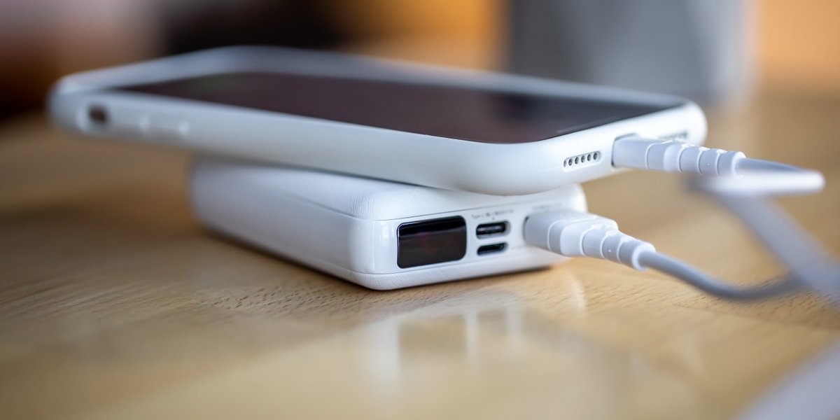 wp-9a82ebbb9cb518d4-smartphone-is-charged-from-small-white-power-bank-via-cord-close-up