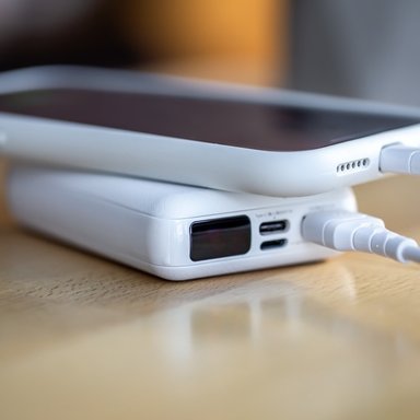 wp-9a82ebbb9cb518d4-smartphone-is-charged-from-small-white-power-bank-via-cord-close-up