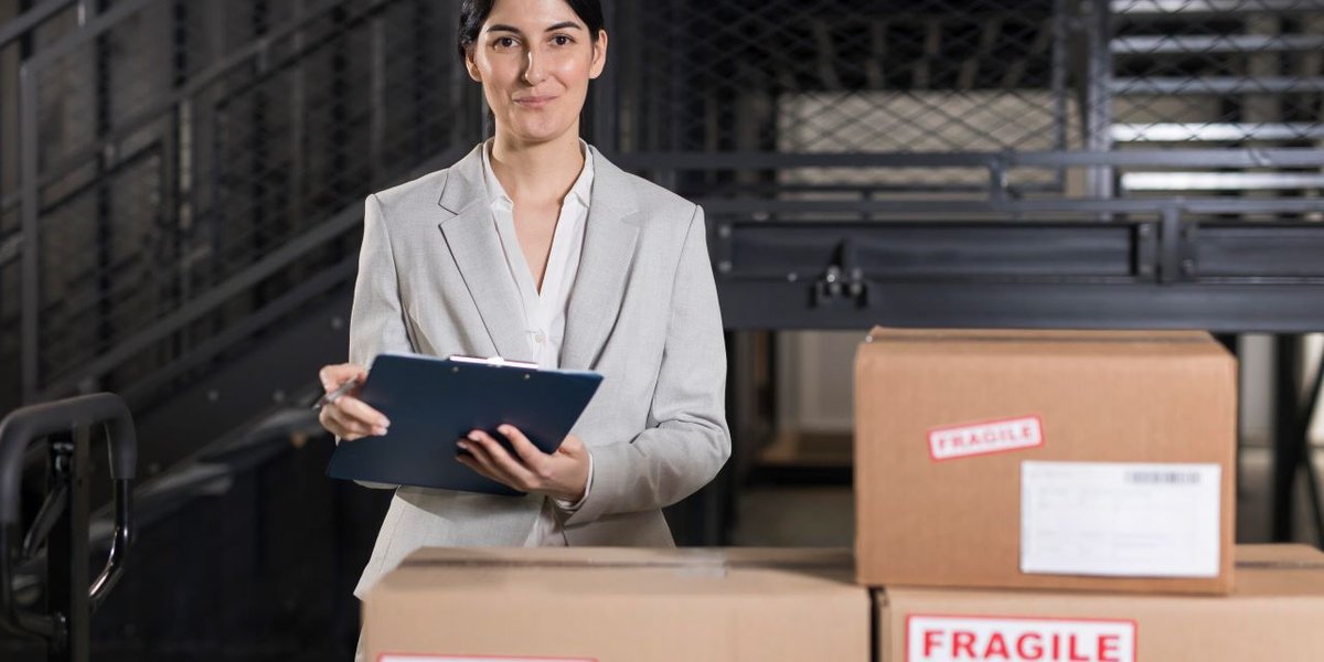 wp-9c887ac64795f8fc-medium-shot-woman-holding-clipboard