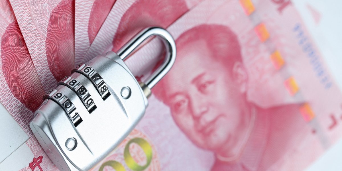 wp-b71ba60429cc4394-financial-security-password-lock-banknotes-white-background